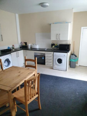 Fully furnished 12 bed apartment 8 mins from city